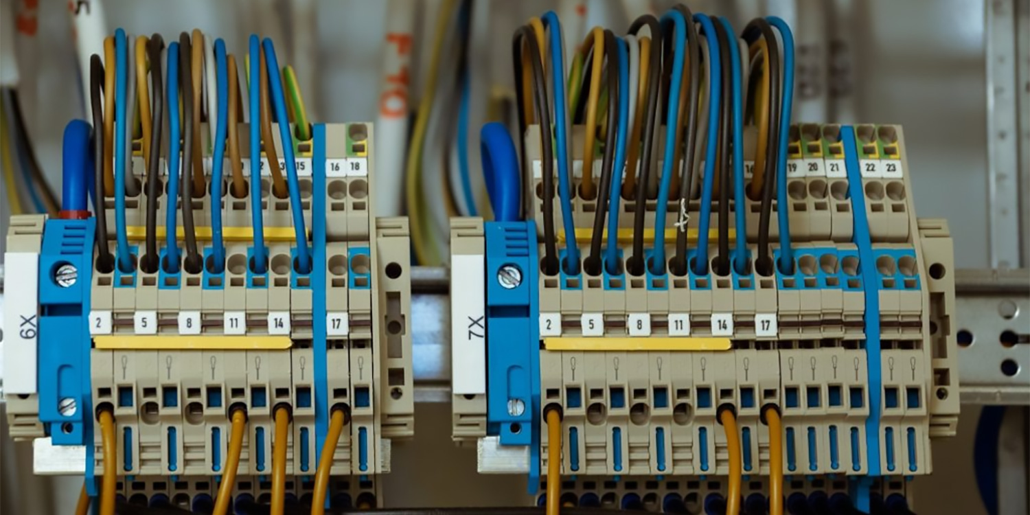 Eine Schaltanlage als Symboldbild für den Beruf des Elektrikers
