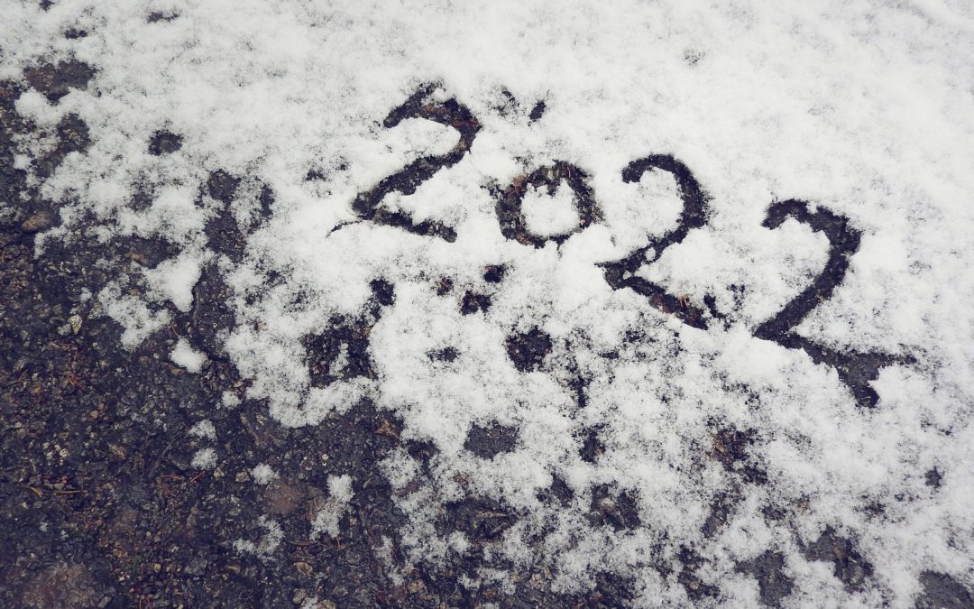 Die Zahl 2022 in Schnee geschrieben.