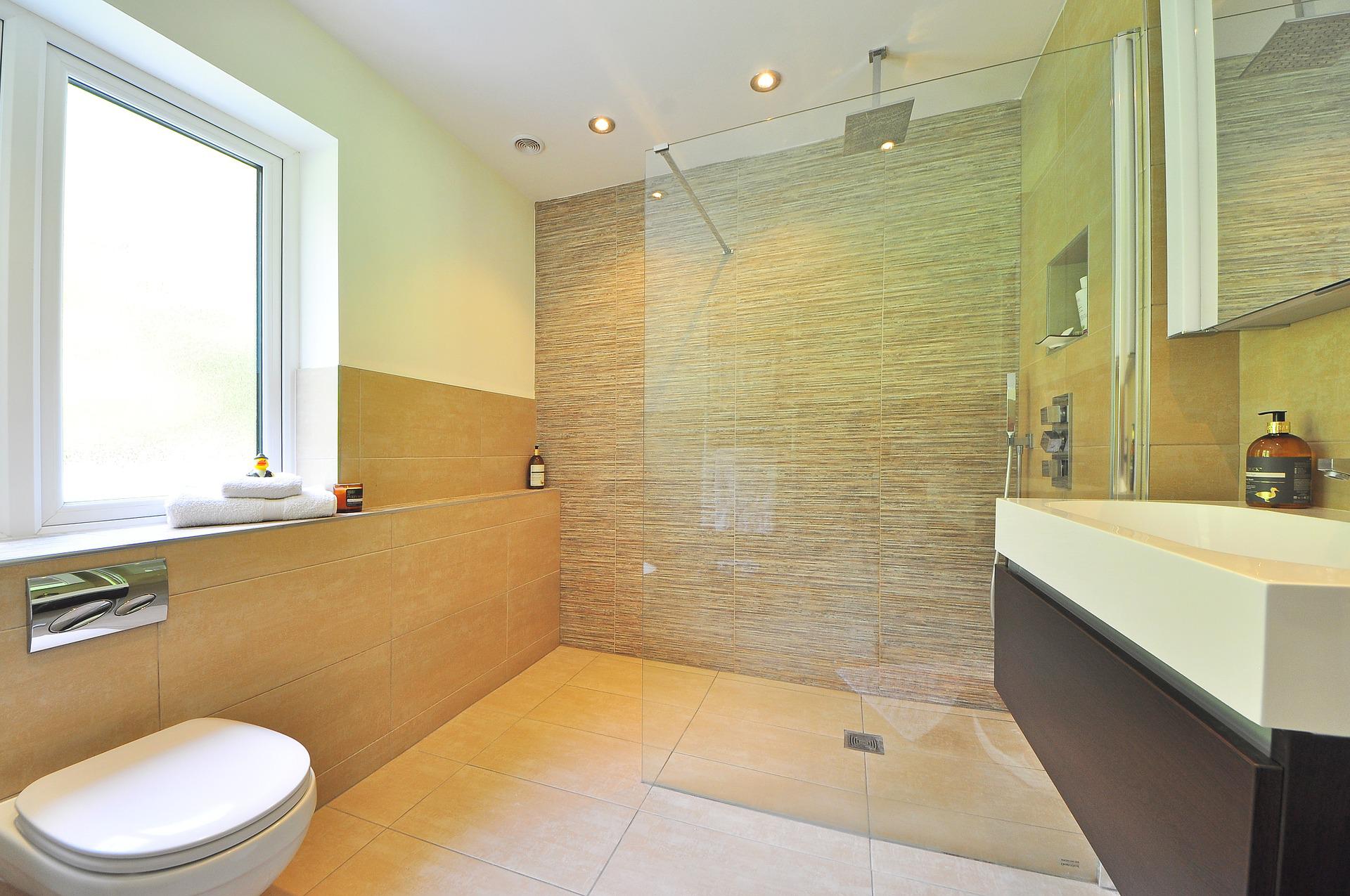 Ein modernes Badezimmer mit Dusche, Waschbecken und Toilette. Die Hermann Schulten GmbH bietet Badplanung und Badumsetzung.