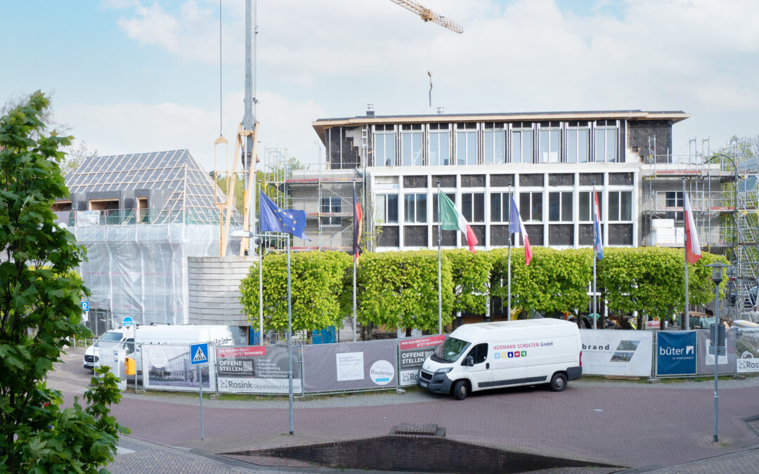 Bauarbeiten am Europaplatz im Mai 2024: Umbau des ehemaligen Gebäudes der Deutschen Bank zu einem modernen Wohn- und Bürogebäude. Ein Transporter der Hermann Schulten GmbH parkt vor der Baustelle.
