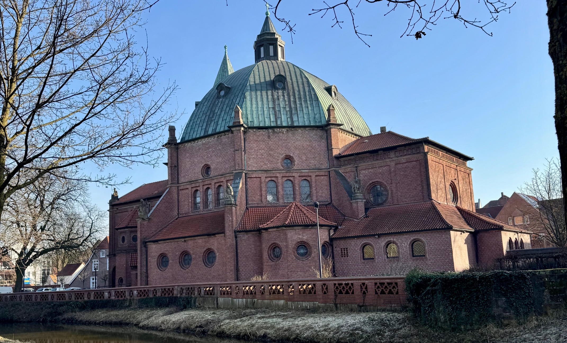Hermann Schulten GmbH: Referenzobjekt St. Augustinus Kirche in Nordhorn. Unser Beitrag: Moderne Heizungstechnik in einem denkmalgeschützten Gebäude.